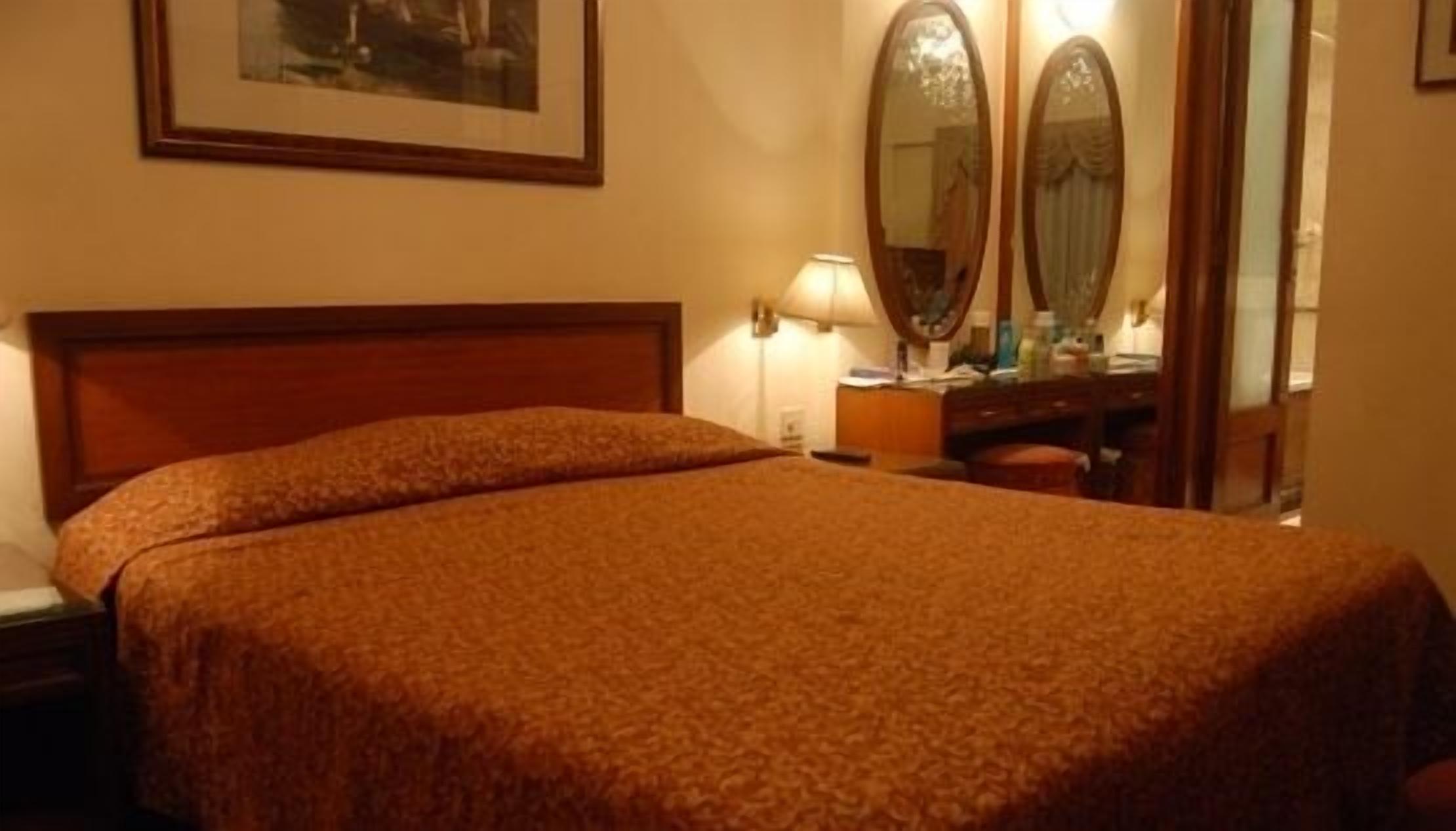 Royal Inn - Mumbai — Photos 1